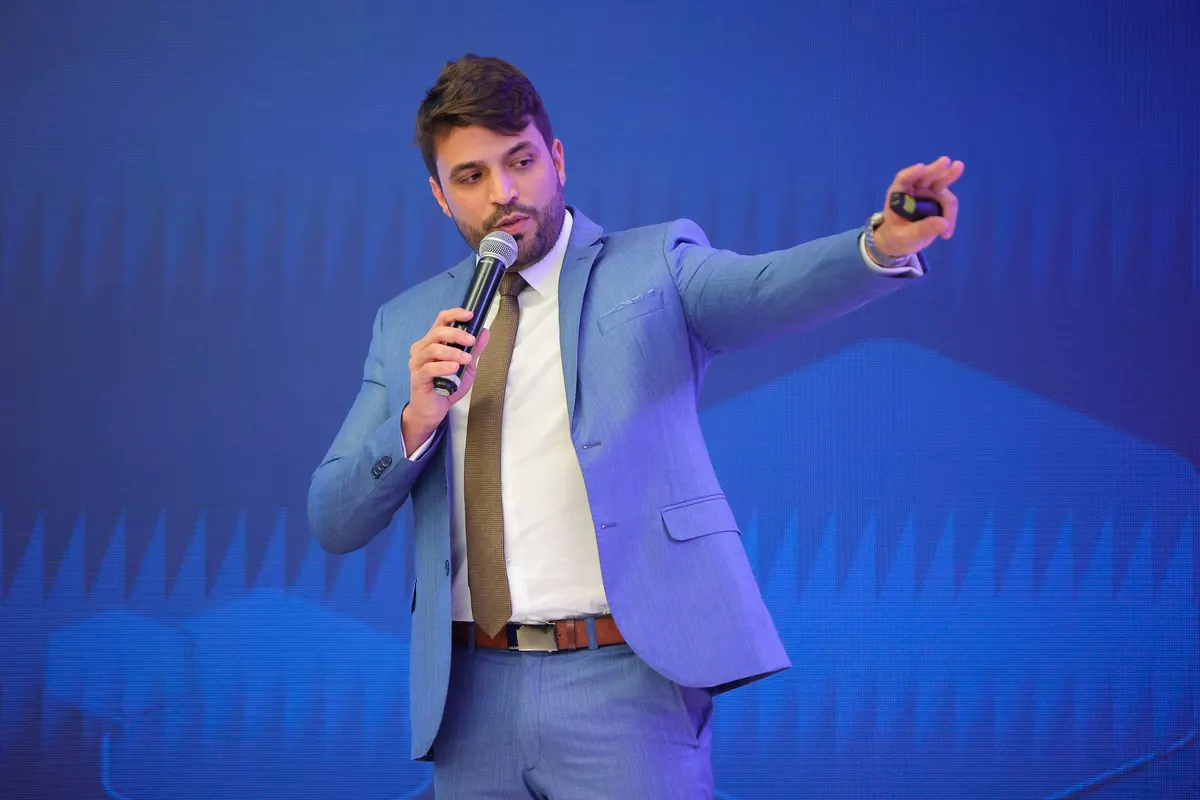 Victor Minaya em ação durante palestra de vendas