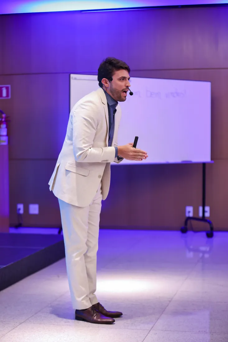 Victor Minaya no palco de uma palestra de vendas