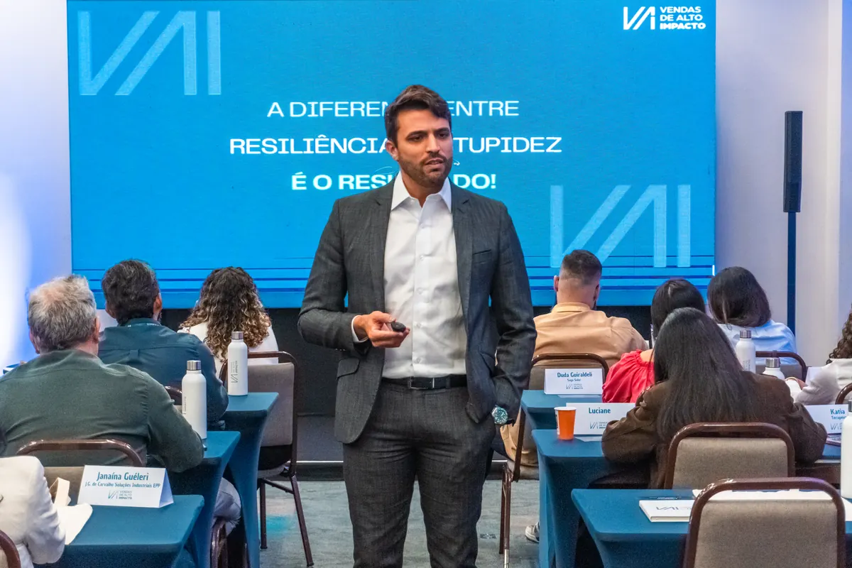 Victor Minaya apresentando conteúdo de vendas no palco