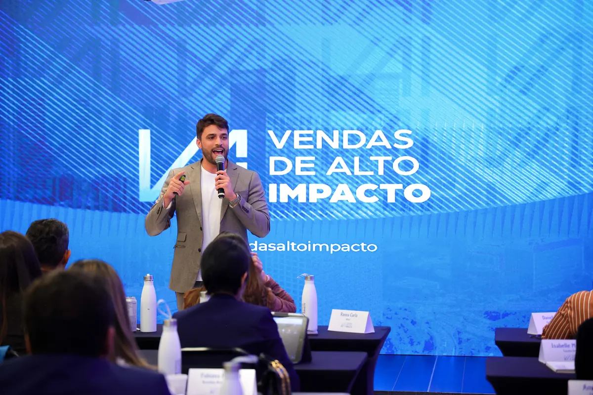 Victor Minaya palestrando em convenção de vendas