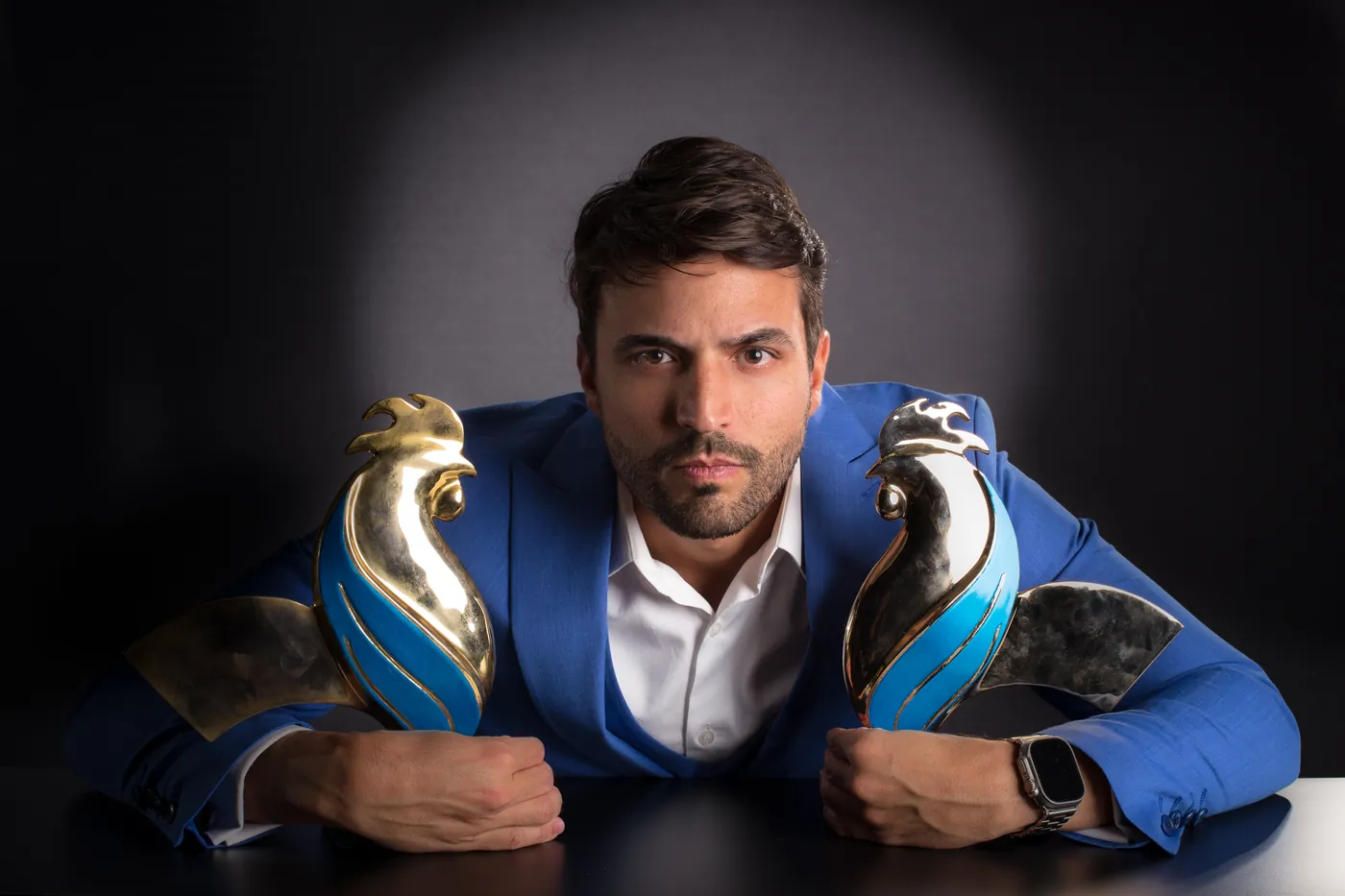 Victor Minaya com os troféus de melhor palestrante de vendas do Brasil